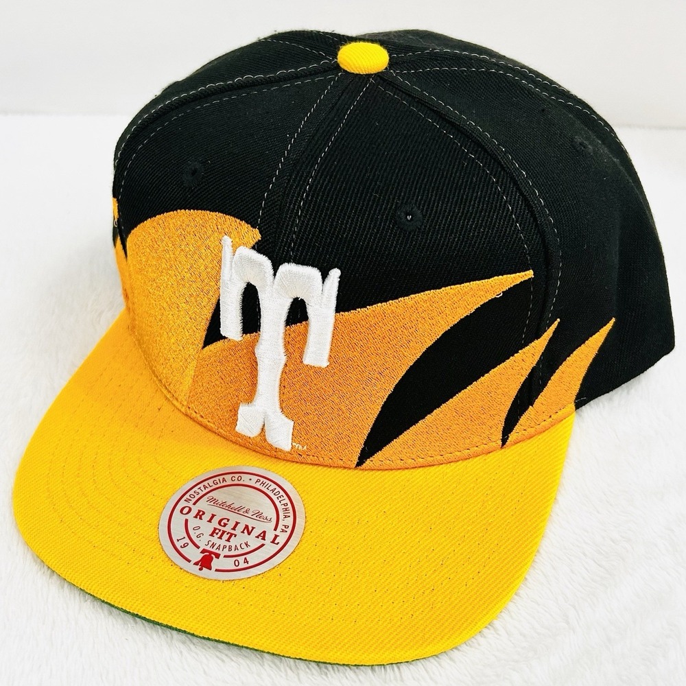 Tennessee Volunteers Mitchell & Ness Sharktooth Hat Cap Snapback Adjustable NCAA